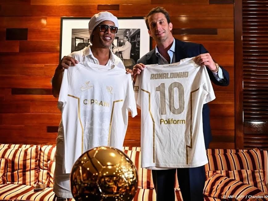 Ronaldinho yongeye kugaruka mu kibuga nyuma y’imyaka 11